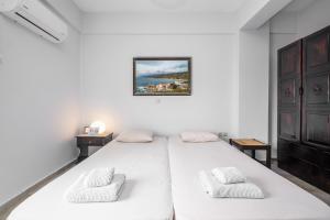 a bedroom with a large white bed with two pillows at Casa del Sol in Kouniádhoi