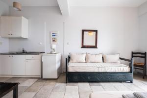 a bedroom with a bed and a small kitchen at Casa del Sol in Kouniádhoi