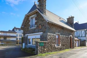 an old stone house on the side of a street at Maison du pêcheur 150 m plages in Saint-Quay-Portrieux