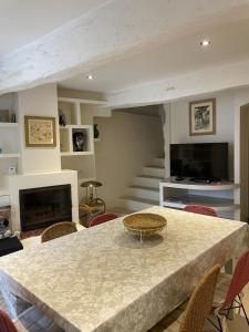 Μια τηλεόραση ή/και κέντρο ψυχαγωγίας στο Maison de village 3 chambres avec petite terrasse