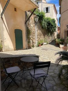 Το κτήριο όπου στεγάζεται  η παραθεριστική κατοικία