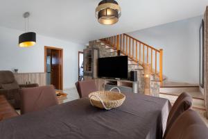 una sala de estar con una mesa con una cesta. en Sweet Home Playa Blanca, en Playa Blanca