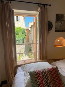 Ένα ή περισσότερα κρεβάτια σε δωμάτιο στο Maison de village 3 chambres avec petite terrasse +15 φωτογραφίες