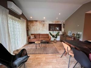 Posezení v ubytování 't Tjilpplekje, 4-persoons chalet met privé hottub + 62 fotografií