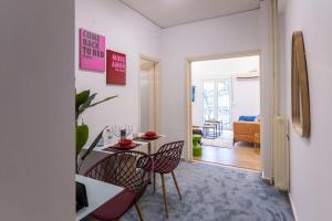 un soggiorno con tavolo e sedie di Prime and Cosy 1bedroom Hop to Acropolis ad Atene