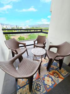 3 sedie e un tavolo sul balcone con vista di Lancasa Taitung a Città di Taitung