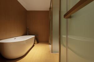 Ένα μπάνιο στο Lijiang Pinwenju Light Luxury Smart Audio and Video Hotel B&B Gucheng Branch +22 φωτογραφίες