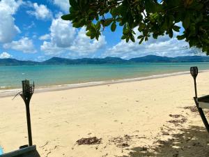 ein Strand mit zwei Parkuhren im Sand in der Unterkunft Khao Khad Beach Bungalow in Ko Thanan + 39 Fotos