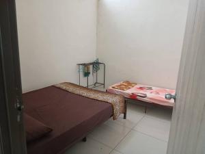 a small room with a bed and a table at Homestay d fattah jitra menawarkanpotongan diskaun in Jitra