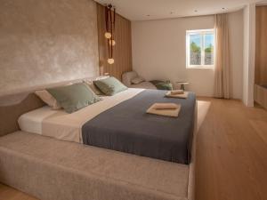 une chambre avec un grand lit et une fenêtre dans l'établissement Villa Corsa - luxury villa in Istria, à Barban 22 autres photos