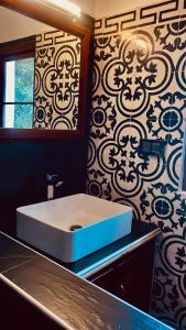 La salle de bains est pourvue d'un lavabo blanc sur un mur. dans l'établissement Kesaviyam Luxury HeritageSuites Kovalam lighthouse, à Kovalam 70 autres photos