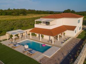une vue aérienne d'une maison avec piscine dans l'établissement Villa Corsa - luxury villa in Istria, à Barban
