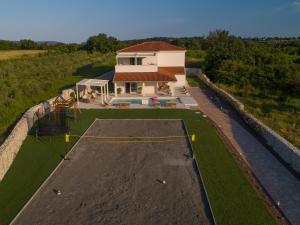 une vue aérienne d'une maison avec piscine dans l'établissement Villa Corsa - luxury villa in Istria, à Barban