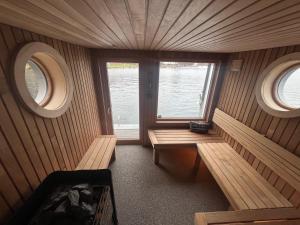Hausboot Rollyboot的休息区