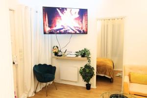 TV a/nebo společenská místnost v ubytování Maisonette 2 min du RER B free parking