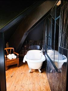 Koupelna v ubytování Domaine Le Clos de la Source -Jacuzzi - Petit déjeuner buffet - Atelier d'art