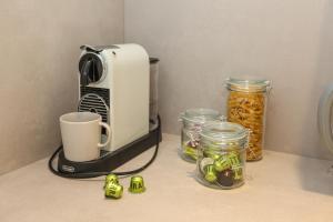 a kitchen counter with a coffee maker and jars of food at WEINQUARTIER Lindenring 45 qm 2 SZ Altstadt Küche Kaffee in Naumburg