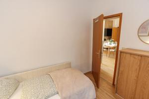 a bedroom with a bed and a door to a dining room at WEINQUARTIER Lindenring 45 qm 2 SZ Altstadt Küche Kaffee in Naumburg