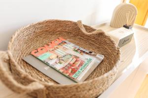 a basket filled with magazines on a table at WEINQUARTIER Lindenring 45 qm 2 SZ Altstadt Küche Kaffee in Naumburg +28 photos