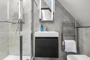 Phòng tắm tại Modern 4 Bed 4 Bath Home in Reading Perfect for Business and Contractors with Free Parking +29 ảnh