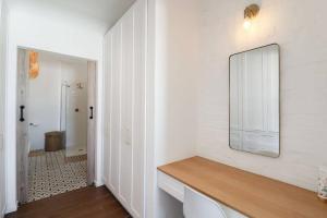 un bagno con un lavandino e uno specchio su una parete di Efcharisto Seaside Cottage - Lower Beach Road a Kleinmond Altre 25 foto