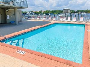 Πισίνα στο ή κοντά στο Palm Court Yacht Club 604 Sound View & Beach Access
