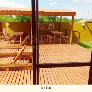 una terrazza in legno con tavolo da picnic e pergolato di Las Brisas - Hospedaje Serrano a Santa María