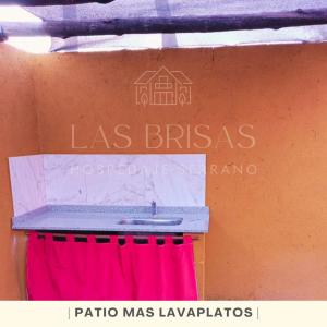 Un cartello che dice "Las Britas" e "Una gonna rossa" di Las Brisas - Hospedaje Serrano a Santa María