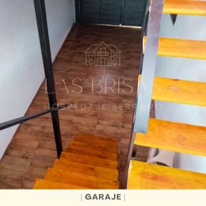 una scala con pavimento in legno e un cartello sopra di Las Brisas - Hospedaje Serrano a Santa María Altre 39 foto