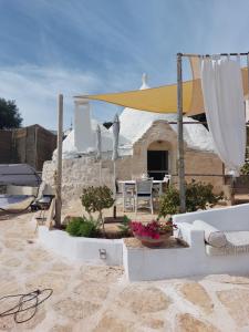 切列梅萨皮卡Conibianchi Trulli & YurtArt House的庭院设有帐篷和桌椅