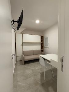 巴勒莫Vicoletto Ludovica - Proppro SRL- Palermo的客厅里有一张沙发和一张桌子。