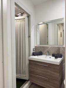 巴勒莫Vicoletto Ludovica - Proppro SRL- Palermo的带水槽和带镜子的淋浴的浴室 更多8张照片