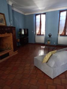 Televízia a/alebo spoločenská miestnosť v ubytovaní Maison Necty Auvillar