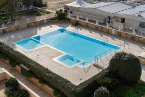 an overhead view of a large swimming pool at Emerald Wave - House on the beach with pool in Torre Grande