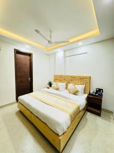 um quarto com uma cama grande e um teto em Hotel Ashram View Just 10 Minute Away Form Nizamuddin Railway Station em Nova Deli