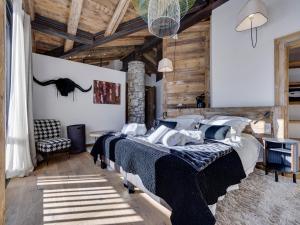 sypialnia z 2 łóżkami w pokoju z drewnianym sufitem w obiekcie Appartement de luxe avec jacuzzi, terrasse et cheminée - 10 personnes - FR-1-567-97 w mieście Val dʼIsère