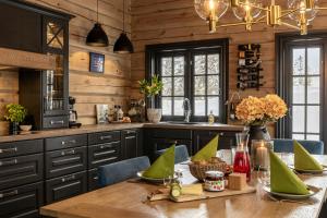 Billede fra billedgalleriet på Modern Log Cabin With Hot Tub And Sauna i Veggli