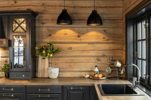 Køkken eller tekøkken på Modern Log Cabin With Hot Tub And Sauna