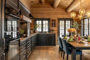 Køkken eller tekøkken på Modern Log Cabin With Hot Tub And Sauna + 32 billeder