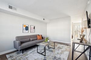 a living room with a couch and a table at Brentwood U7 I Cozy & Comfy I 2bd I Free Parking in Nashville