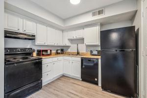 Η κουζίνα ή μικρή κουζίνα στο Brentwood U9 I Cozy & Comfy I 2bd I Free Parking