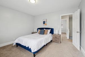Postel nebo postele na pokoji v ubytování Brentwood U4 I Cozy & Comfy I 2bd I Free Parking + 15 fotografií