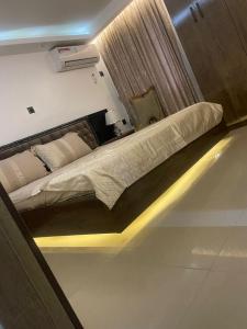 阿布贾Peridot apt maitama的一张大床,位于光线充足的房间内