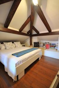 duże łóżko w pokoju z drewnianą podłogą w obiekcie Apartment Flower w Dubrowniku