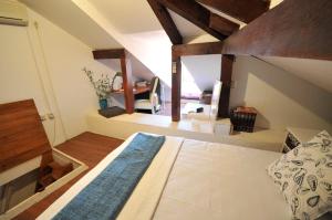 ein Schlafzimmer mit einem großen Bett im Dachgeschoss in der Unterkunft Apartment Flower in Dubrovnik