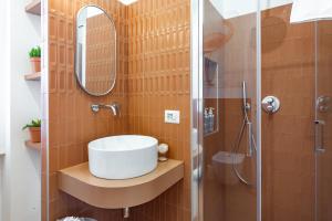 um banheiro com pia e chuveiro em Skyline Rooftop Suite - Milano Isola District - New Collection em Milão mais 36 fotografias