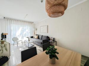 A seating area at AZZ Sevilla Torre de la Plata Apartamentos