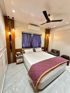 Vedika resort loadging and boarding客房内的一张或多张床位