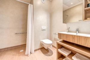 a bathroom with a toilet and a sink at Zenao Appart'hôtels Saint-Maur-des-Fossés in Saint-Maur-des-Fossés