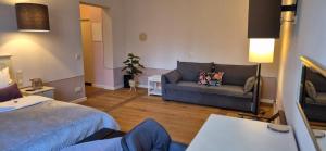 a living room with a bed and a couch at Schlosshotel Hohenbocka in Hohenbocka